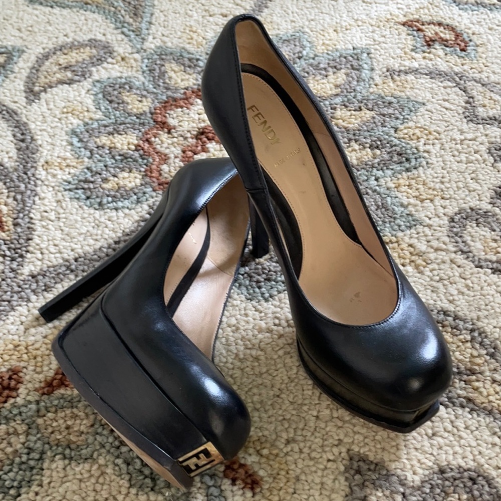 Fendi black leather platform pump size 40